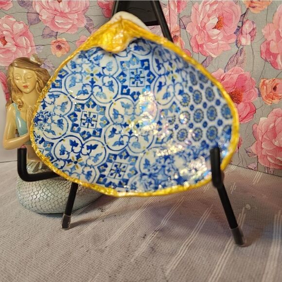 DECOUPAGE CLAM SHELL DECOUPAGE BLUE PATTERN ON A CLAM SHELL TRINKET DISH - Picture 3 of 11